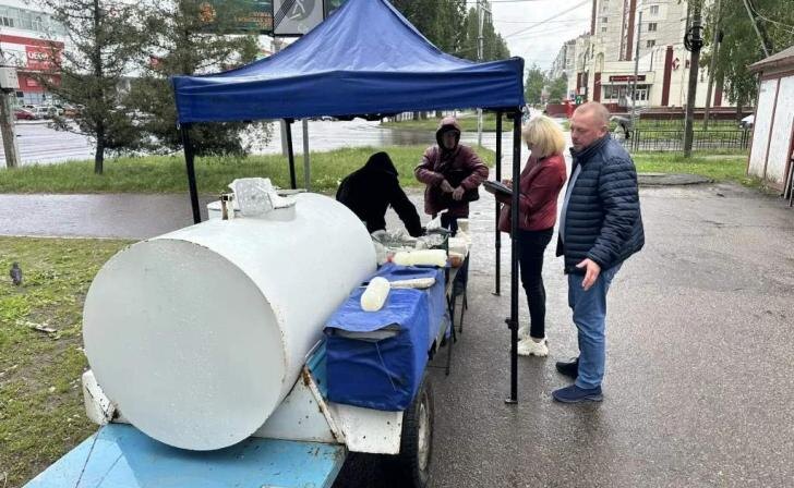 В Курске разогнали нелегальных торговцев молока на улице