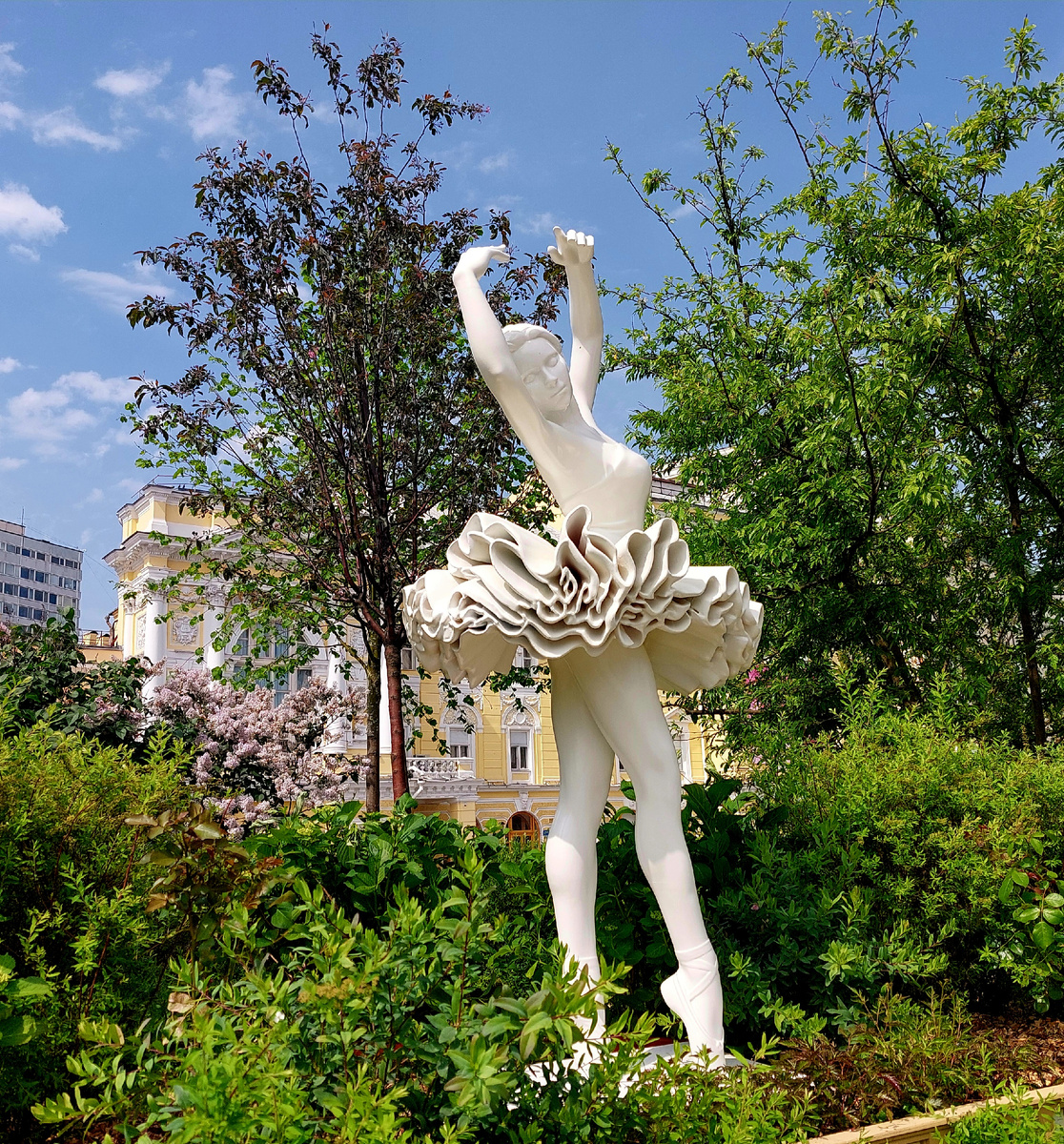 Балерина у Большого театра, Москва 