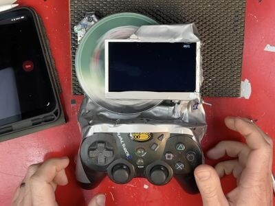   Блогер сделал портативную PS2 из скотча и старых деталей
