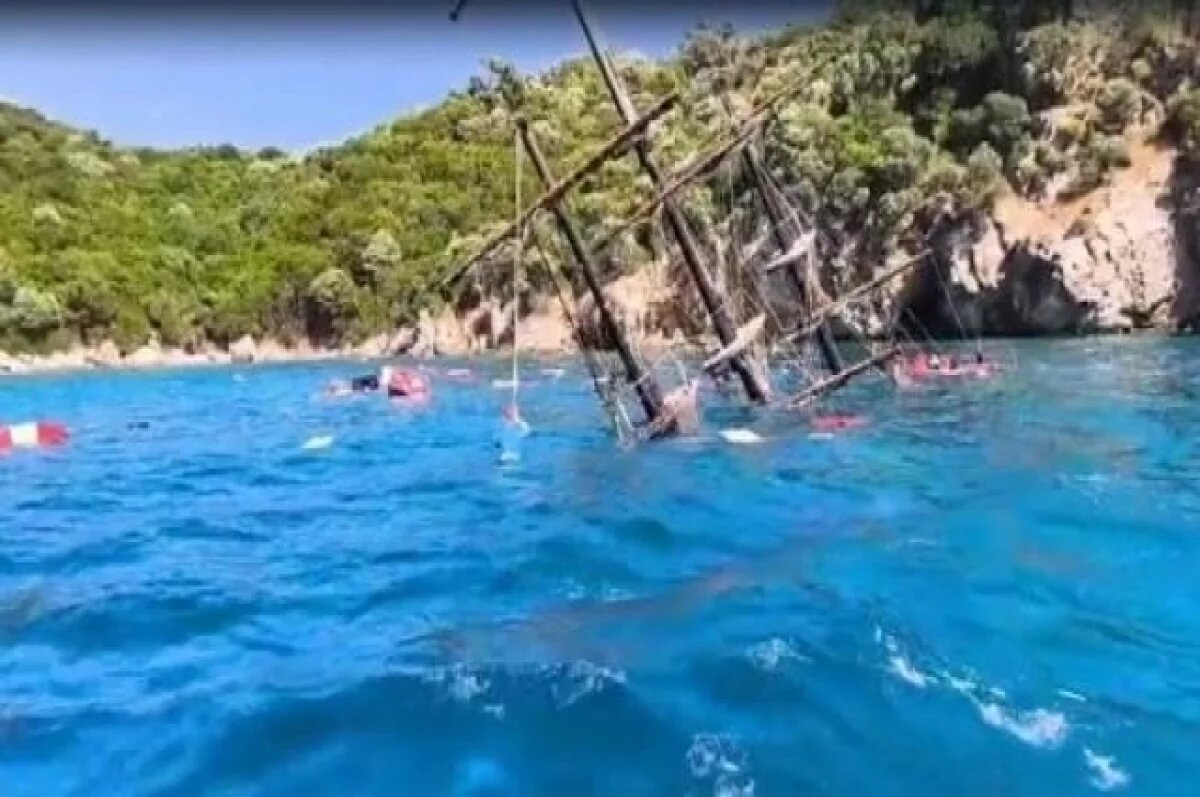    Пиратский корабль с туристами затонул в море в Турции