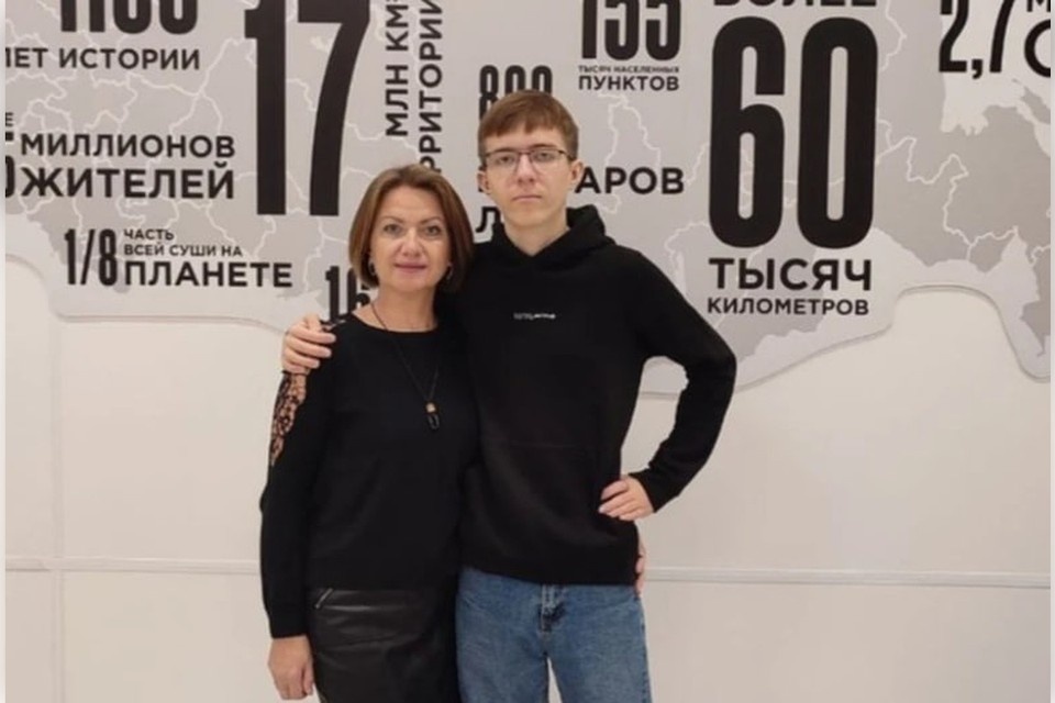    Данила Шорохов (на фото с мамой Витой) спас маленьких детей во время обстрела