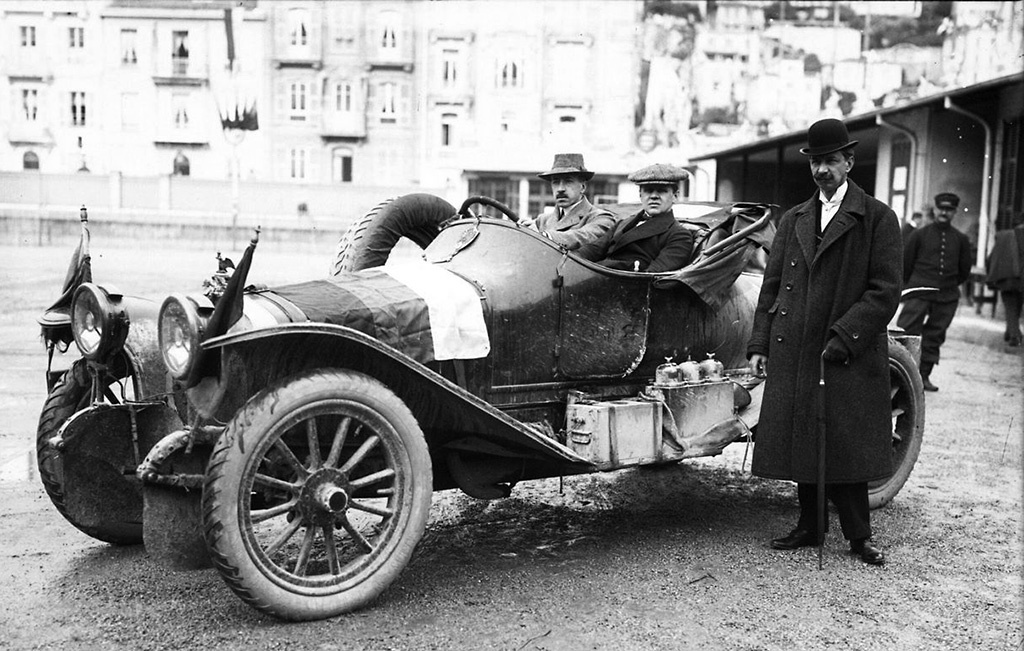 Монако, финиш 2‑го ралли Монте-Карло, 23 января 1912 года. Экипаж Андрея Нагеля и Вадима Михайлова на «Русско-Балтийском» Тип С24‑30, занявший 9‑е место в абсолютном зачете и взявший 1‑й приз за протяженность маршрута. Обут в шины завода «Проводник»