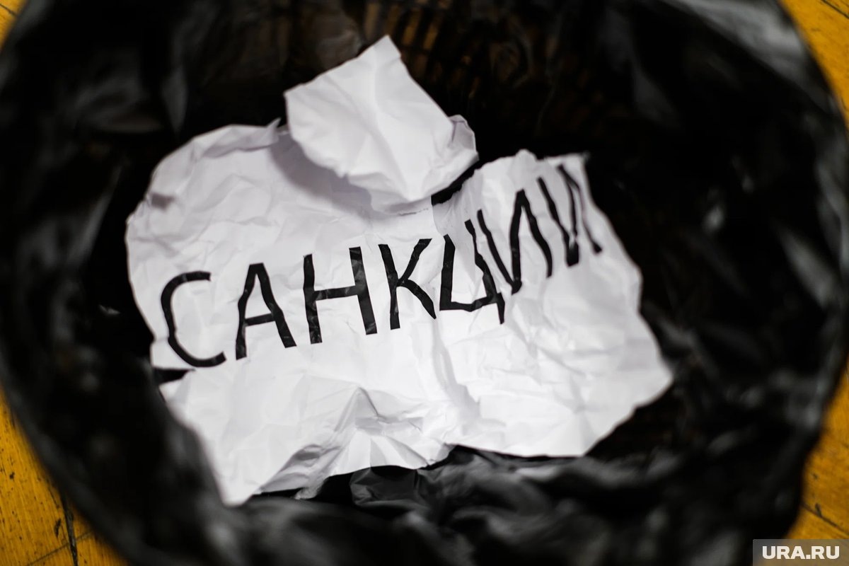     Зеленский ввел санкции против 16 граждан РФ и 31 компании из России