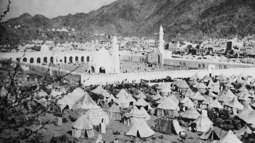 Вид мечети Масджид аль-Харам в Мекке в 1910 году: на переднем плане палатки паломников — и некоторые из них вполне могли принадлежать гостям из России.📷Фото: Library of Congress