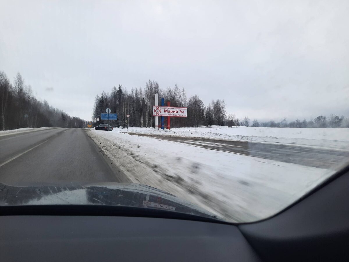 Единственная стела на въезде в республику
