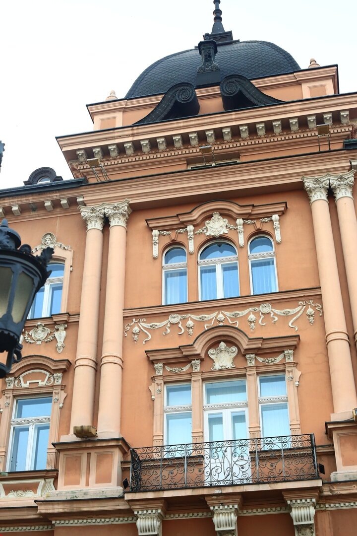Внутри проходят богослужения, на которые можно свободно прийти Площадь в Нови-Саде отличается самой нарядной архитектурой