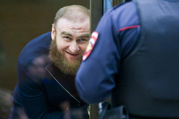 Бывший член Совета Федерации РФ от Карачаево-Черкесии Рауф Арашуков во время оглашения приговора в Мосгорсуде, 2022 год / Антон Новодережкин/ТАСС   📷
