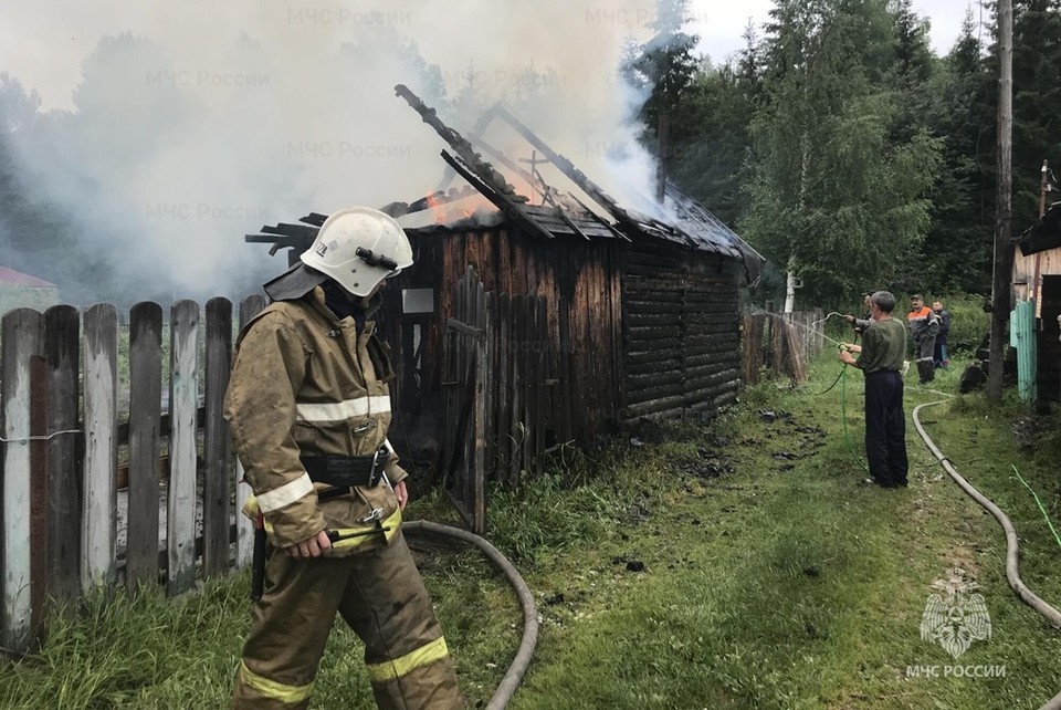    В пожаре в Палкинском Торфянике пострадала женщина. Фото: ГУ МЧС России по Свердловской области