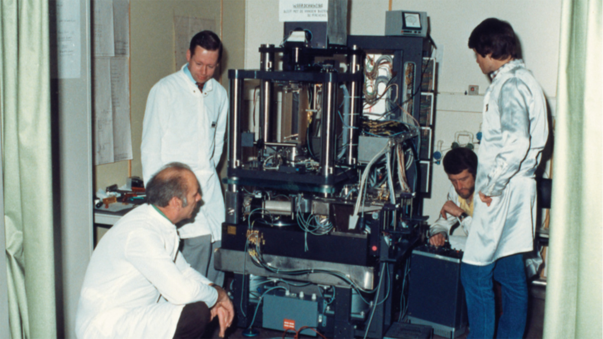 Сотрудники ASML модернизируют установку PAS 2000. Изображение: ©ASML 