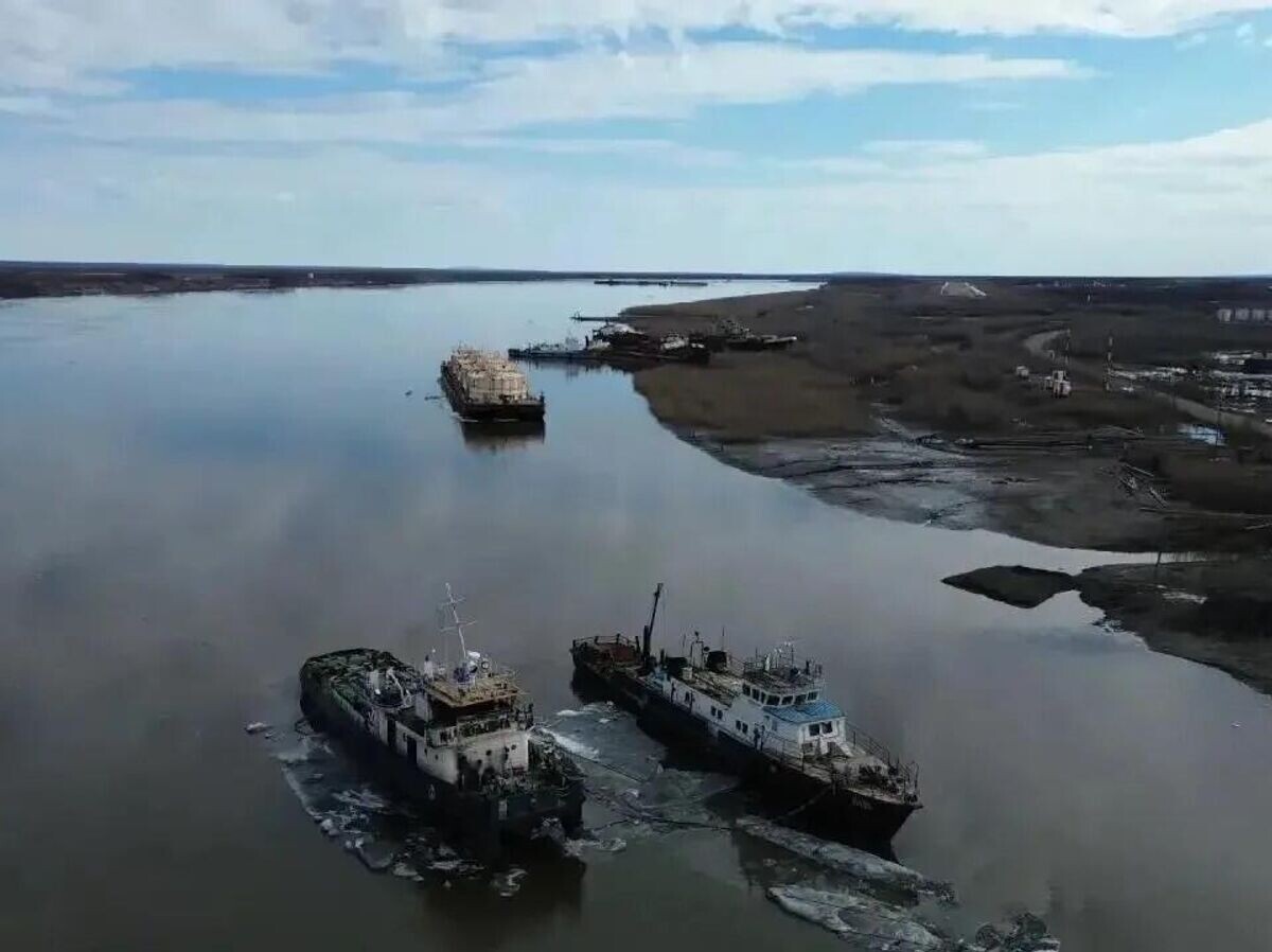    Десять судов сорвало с якорных цепей в Якутии из-за ледохода на реке Индигирка | © Фото : Минэкологии Якутии/MAX