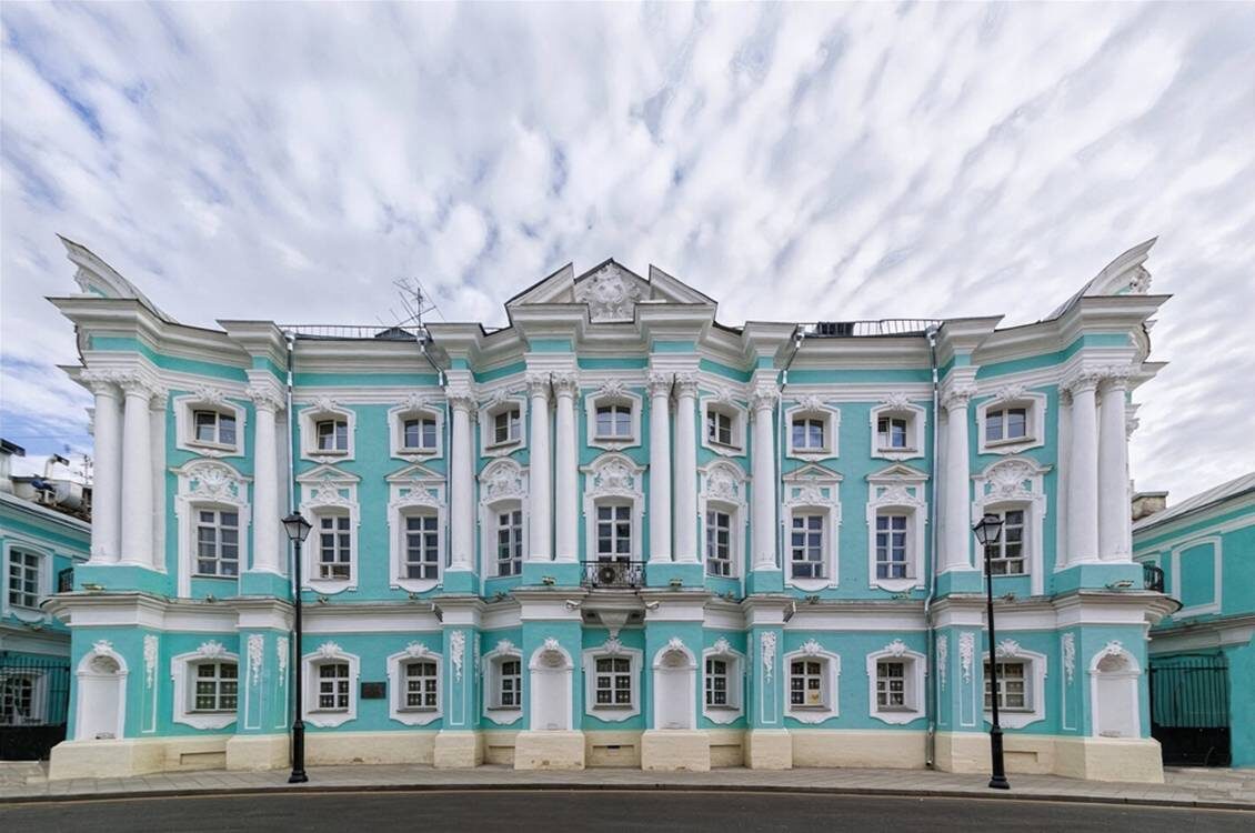 Усадьба Апраксиных-Трубецких по адресу Покровка, дом 22 — редкий пример архитектуры позднего барокко в Москве. Источник фото: peshegrad.ru