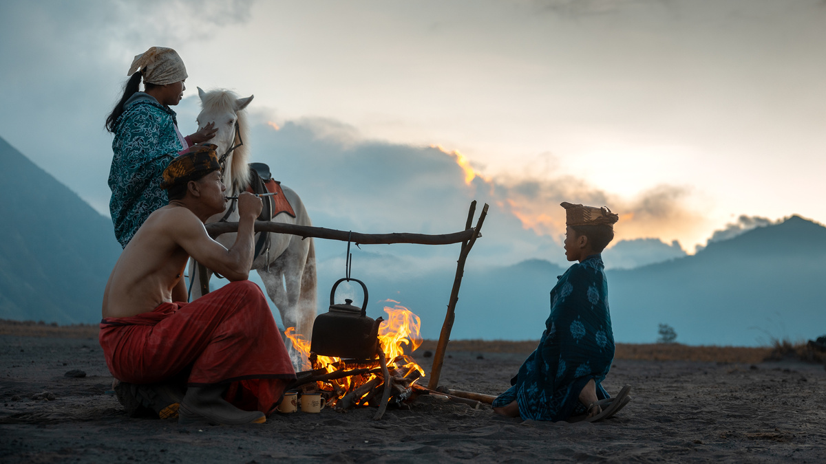 Ahmad Khamis (Кувейт), Золотая медаль FIAP, Morning rituals by the fire/Утренние ритуалы у костра