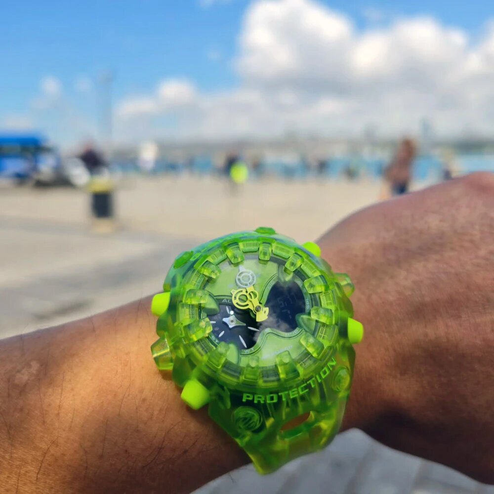 Часы G-Shock GA-V01SKE-3A  — с олдскульно-футуристичным дизайном. Полупрозрачные, лаймовые — как светящаяся морская слизь, только красивая