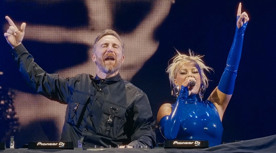     Дэвид Гетта и Биби Рекса / Скриншот из видео «David Guetta & Bebe Rexha - I'm Good (Blue) [Live Performance]»