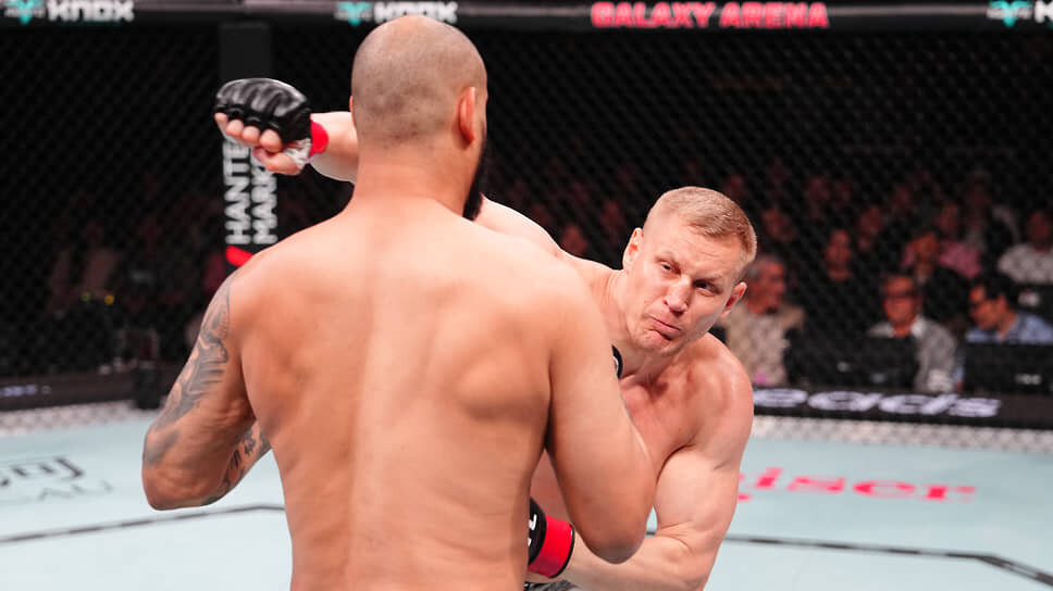Сергей Павлович в бою против Таллисона Тейшейры на UFC в Макао.📷Фото: Jeff Bottari / Zuffa LLC / Getty Images