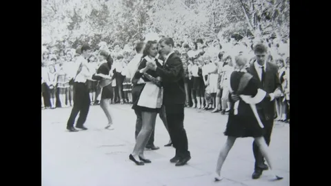 Советские выпускники конца 1980-х годов танцуют медленный танец