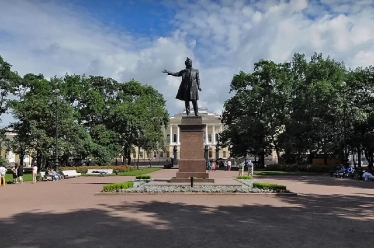    Рядом с Русским музеем в Петербурге перед стартом ПМЭФ-2026 высадят аллею