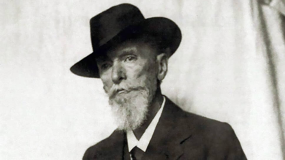 Его фамилия пережила империю, революцию и даже саму ювелирную фирму. Карл Фаберже родился в Петербурге в 1846 году в семье ювелира Густава Фаберже, потомка французских гугенотов, покинувших Францию еще после отмены Нантского эдикта. Спустя полтора века слово «Фаберже» будут использовать как синоним роскоши, хотя сам Карл куда меньше любил демонстративную дороговизну, чем тонкую работу и инженерную игру. Его мастерские создавали не только драгоценности для двора, но и портсигары, миниатюрные звериные фигурки, рамки, цветы из камня. Однако в историю он вошел как человек, превративший императорскую Пасху в ежегодную интригу с секретом внутри .📷Фото: неизвестный автор / Wikimedia
