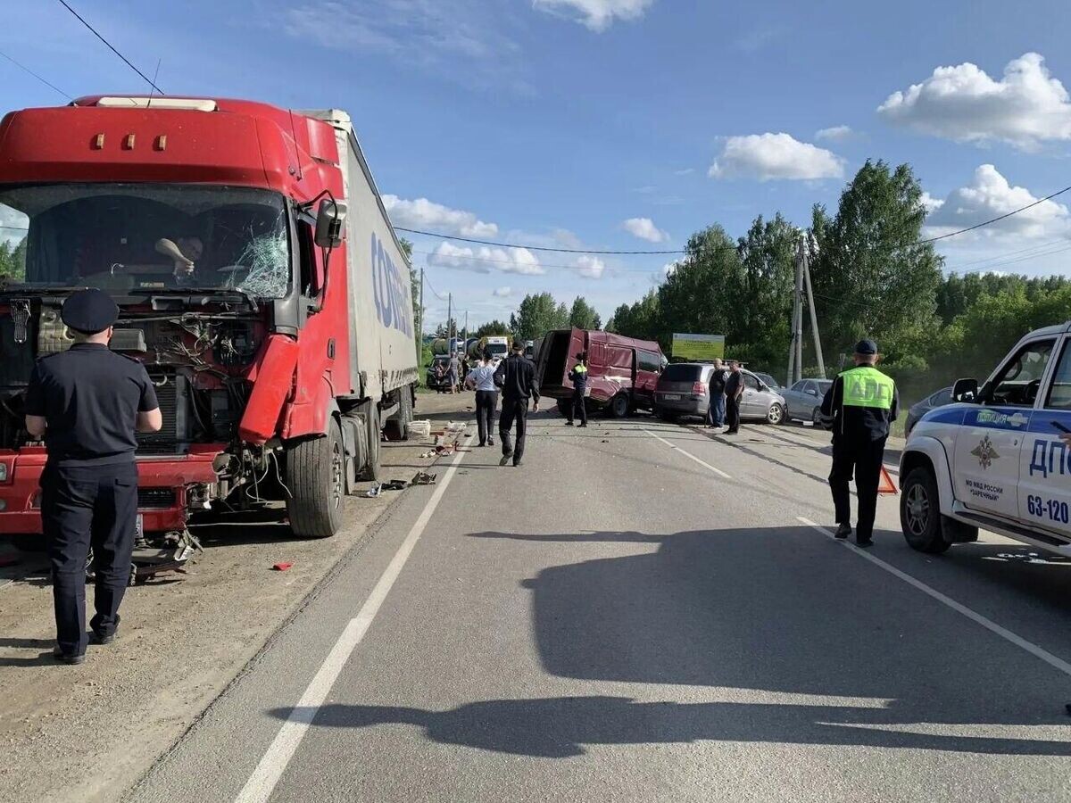    Последствия ДТП с тремя автомобилями в Свердловской области | © Фото : Госавтоинспекция Свердловской области/Telegram