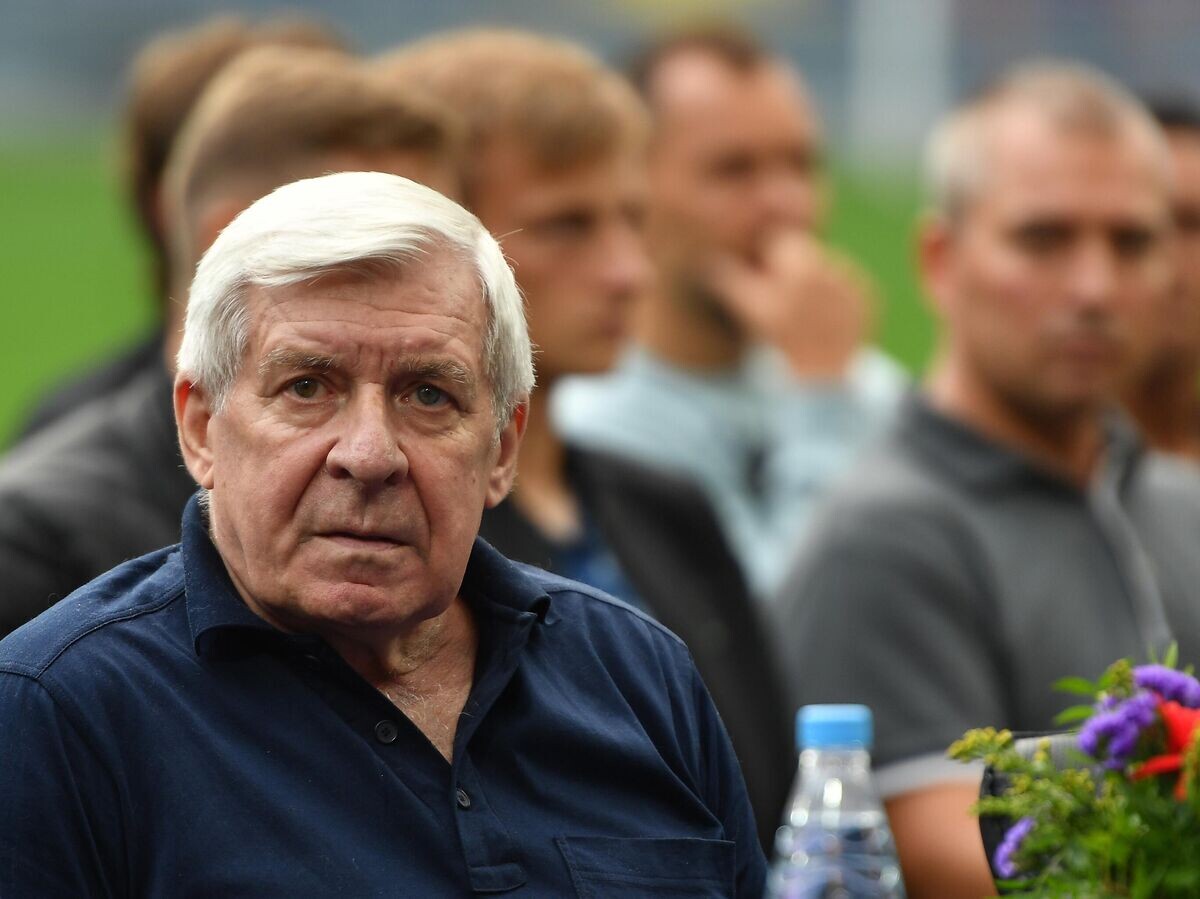   Ветеран ПФК ЦСКА Владимир Пономарев на церемонии награждения игроков и тренеров ПФК ЦСКА серебряными медалями чемпионата России по футболу сезона 2016/17 года. | © РИА Новости / Владимир Песня