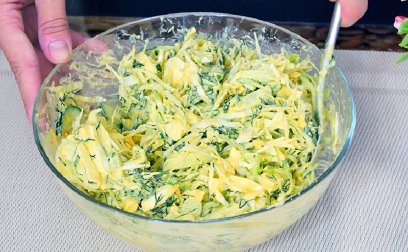 Свежий капустный салат с пикантной заправкой: необычный вкус за 10 минут