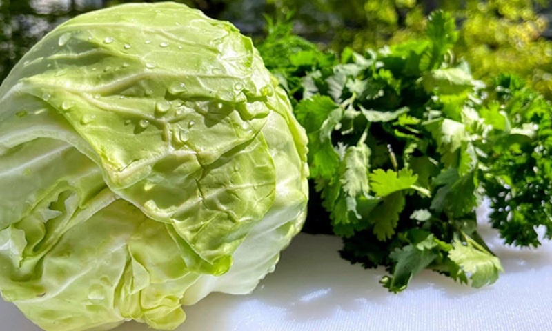 Свежий капустный салат с пикантной заправкой: необычный вкус за 10 минут