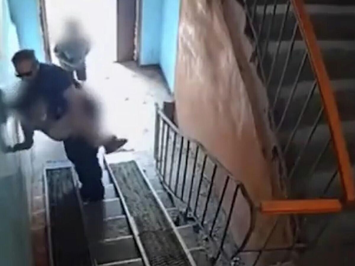    Мужчина затащил ребенка в подъезд в Тюмени. Видео с камеры наблюдения | © Камера видеонаблюдения