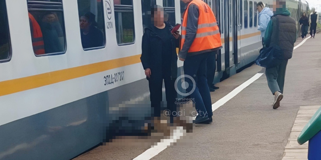 На станции Здравница сегодня произошел трагический случай: между поездом и платформой застрял молодой человек