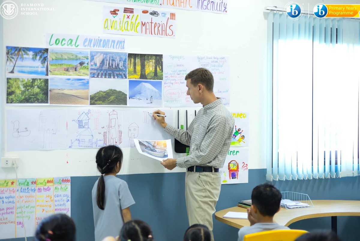 Я со своими учениками на одном из наших занятий. Фото со страницы Diamond International School в социальных сетях.