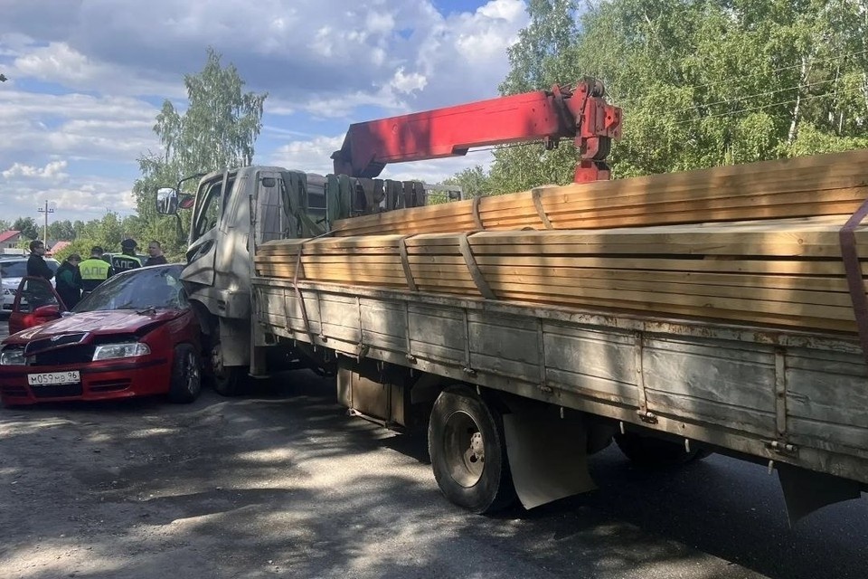    Пенсионерка не предоставила преимущество лесовозу и врезалась в него. Фото: Госавтоинспекция Свердловской области