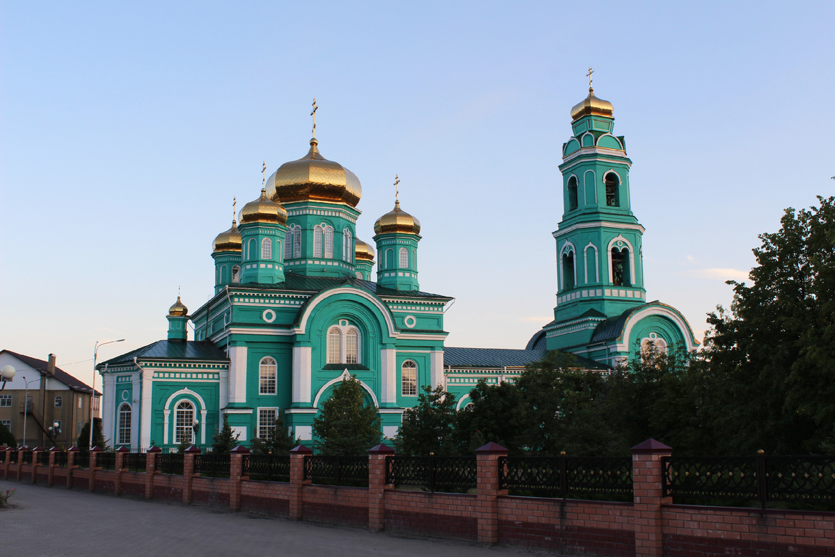на фото Свято-Троицкий собор Ровеньки Белгородская область.