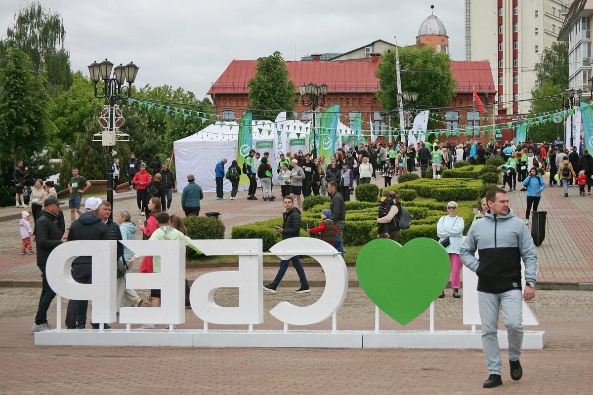 Под спортивный праздник отвели половину парка Победителей. Бегунов и гостей развлекали, как могли. Игры, конкурсы, концерт, благотворительная ярмарка — каждый мог поучаствовать в каких-то активностях. Фото: Циничный Фотограф