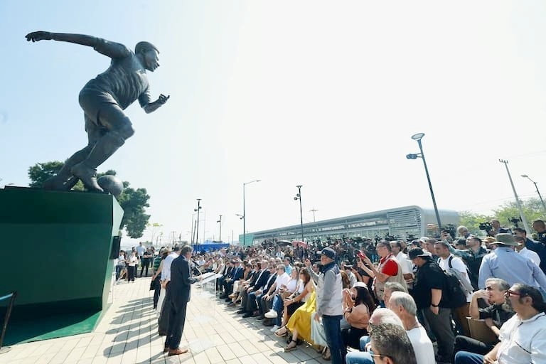9-метровый памятник "La Canarinha"   открыт в конце мая 2026 года в мексиканской Гвадалахаре возле старого стадиона "Халиско". Из открытых источников