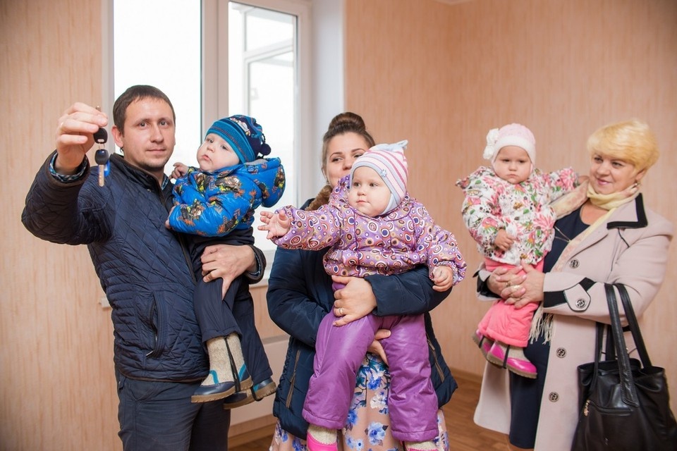    Многодетным семьям могут увеличить лимит льготного ипотечного кредитования и уменьшить размер первоначального взноса. Валерий ЗВОНАРЕВ