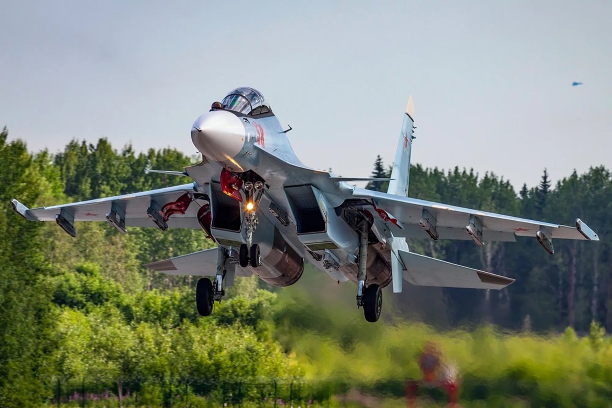     Российский истребитель Су-30СМ2 демонстрирует превосходство над Rafale по нескольким параметрам