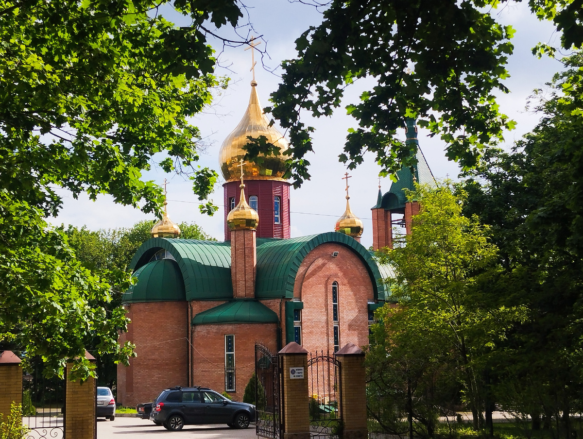 Храм в честь Сергия Радонежского по улице Горной 3 в городе Лермонтов, зелёные крыши которого как раз в тему праздника