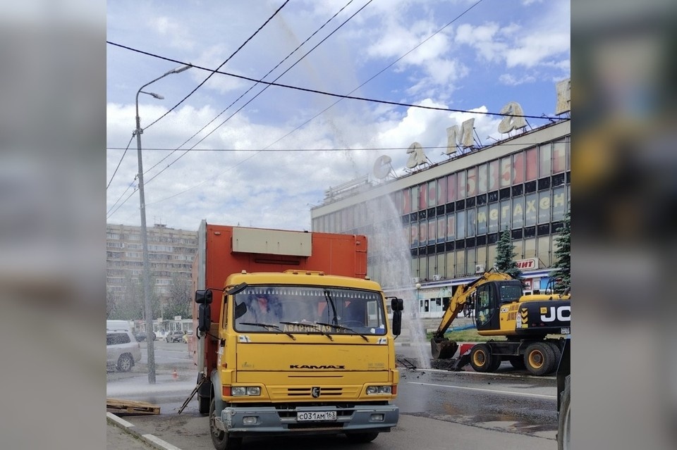    Коммунальная авария обернулась зрелищным «гейзером». Фото: соцсети