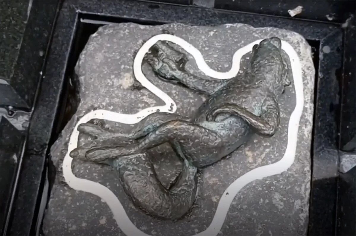    Памятник белке с пистолетом в Среднем Кисловском переулке.