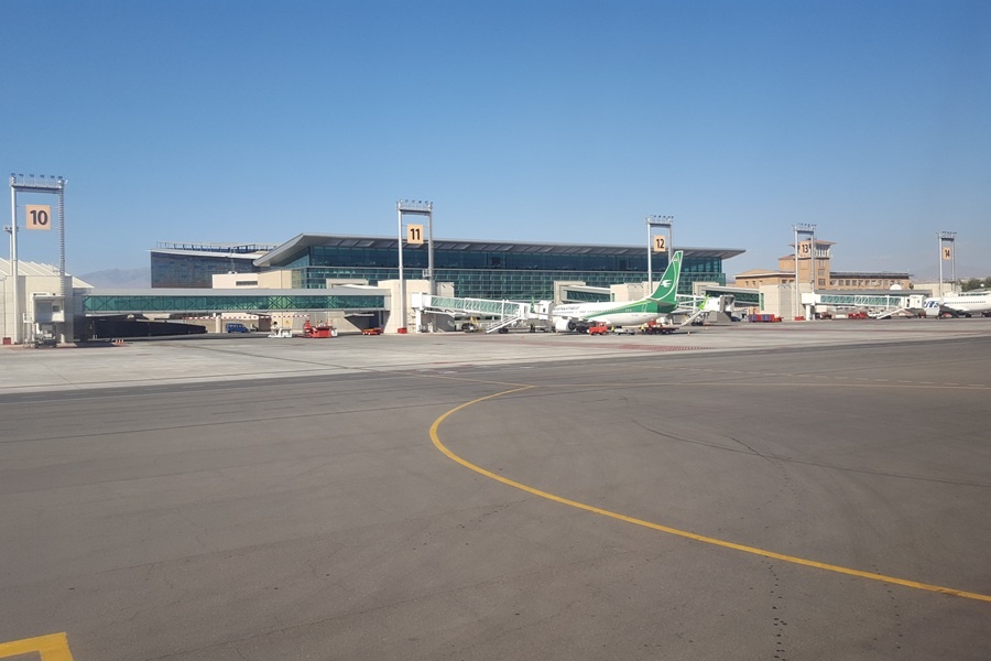 Схема работает через FlyOne Armenia, Wizz Air и Utair. Самые дешёвые билеты — с длинными стыковками. Рим за 15 000 руб. требует 21 час ожидания в Звартноце. Ларнака за 12 500 руб. — 22 часа. Багаж в базовые тарифы не включён.