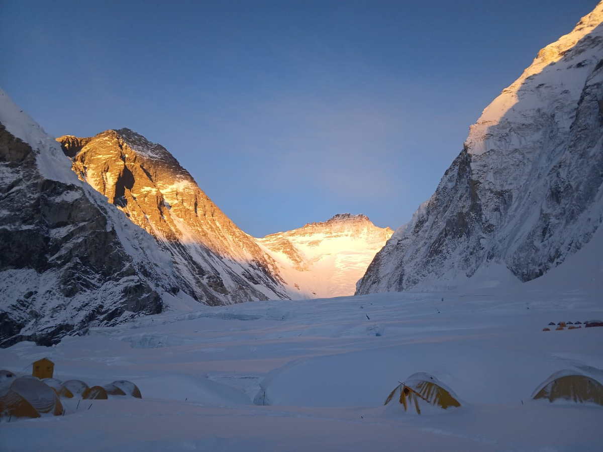 Эверест и Лхоцзе на рассвете из второго лагеря. Фото: Ang Tshering Lama Angantýr