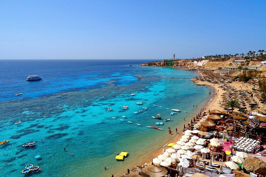 Сезон заканчивается — цены падают. «Четвёрки»: Swiss Heaven Sharming Inn — 107 000 руб., Sharm Holiday — 108 000 руб. на двоих за неделю. Море +26°C, воздух +34°C. В июле-августе будет за +40°C.