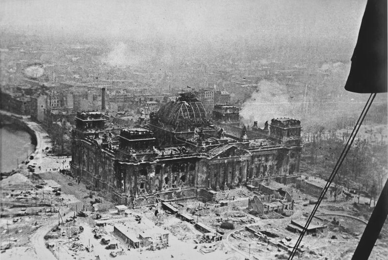     Знамя Победы на поверженном Рейхстаге 1 мая 1945 года. Снимок сделан военным корреспондентом газеты «Правда» Виктором Теминым   
(сс)