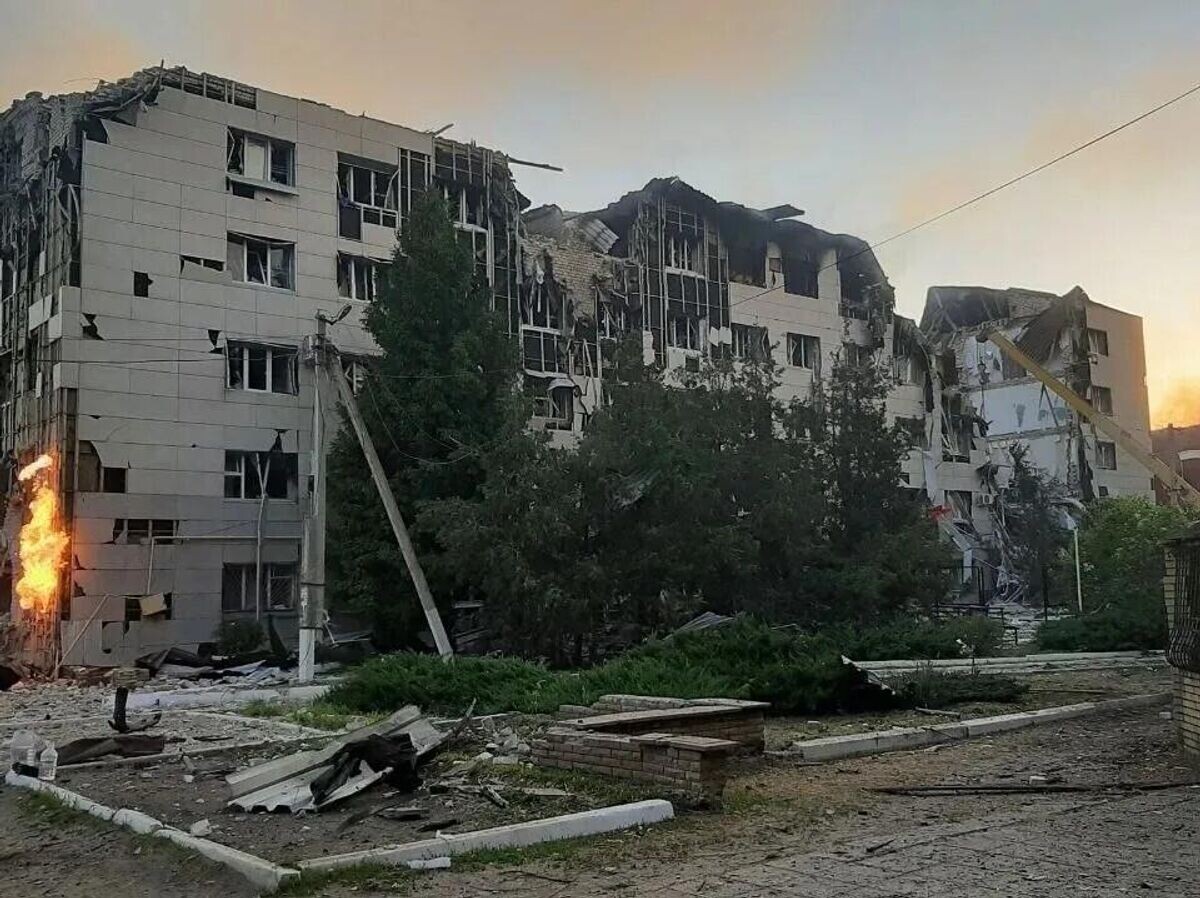    Последствия удара ВСУ по колледжу в Старобельске в ЛНР | © Фото : Леонид Пасечник/MAX