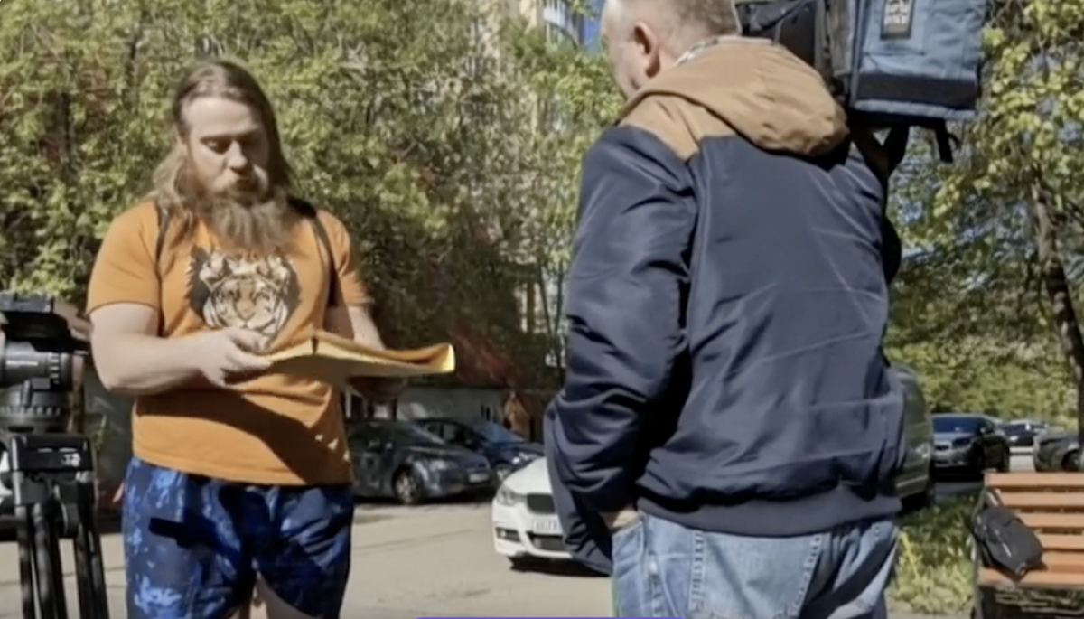 Евгений Тепляков с папкрй фото предоставоено инсайдером 