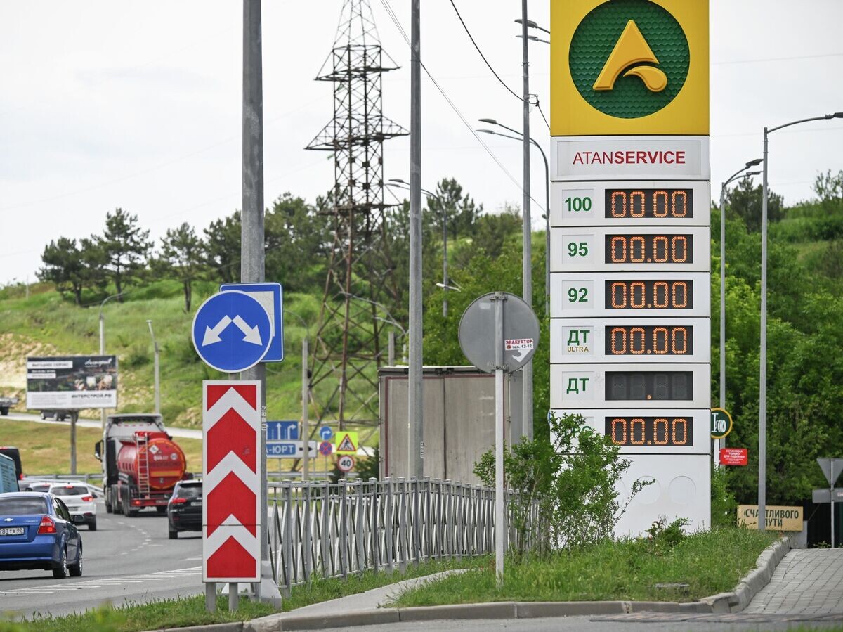    Табло автозаправки в Симферополе | © РИА Новости / Константин Михальчевский