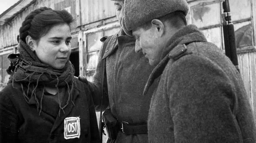 Все были одеты в серо-голубые халаты с надписью «OST». Жили в низких бараках, спали на трехъярусных полках, покрытых одеждой умерших. Кормили нас резаной брюквой, репой, фасолью в стручках и чечевицей.