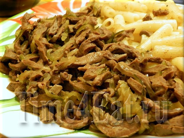Сердце тушеное с солеными огурцами