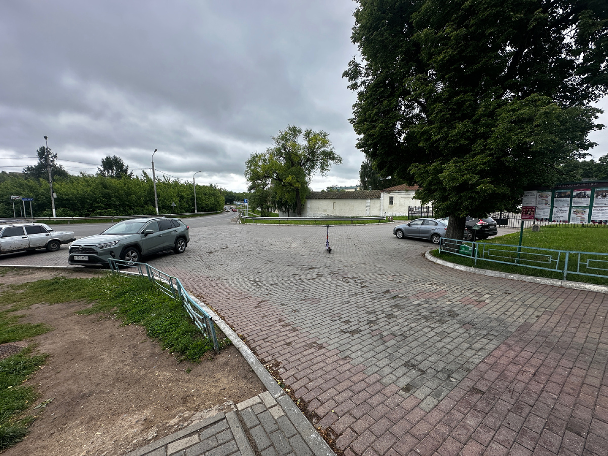 Парковка около входа