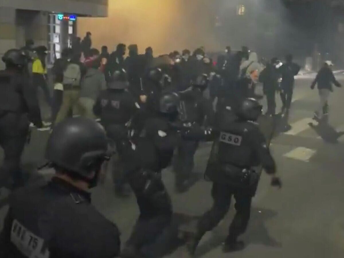    Французская полиция разгоняет протестующих во время акции протеста в Париже. Кадр видео