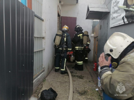 В Карабаново эвакуировали людей при пожаре в магазине